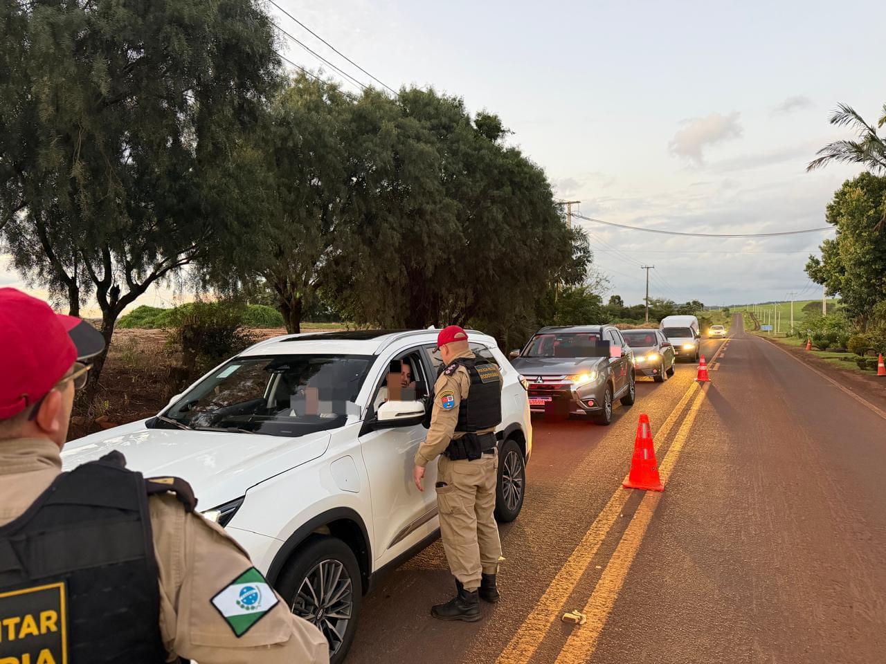 Equipes da Polícia Rodoviária Estadual intensificaram a fiscalização na PR-180, em Rio do Salto, distrito de Cascavel