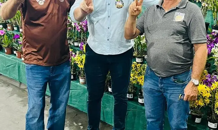 Ademar Dorfschmidt fala com a imprensa durante a Festa das Orquídeas e do Peixe