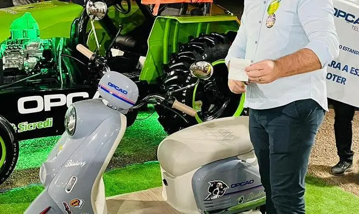 Ademar Dorfschmidt fala com a imprensa durante a Festa das Orquídeas e do Peixe