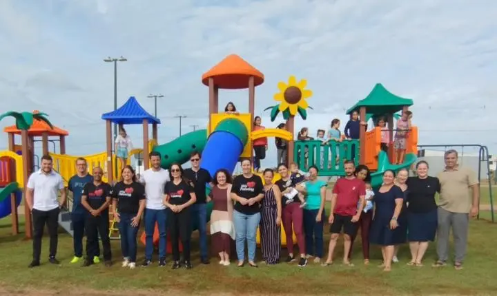 Administração Municipal entrega parquinho infantil no Loteamento Ana Carolina