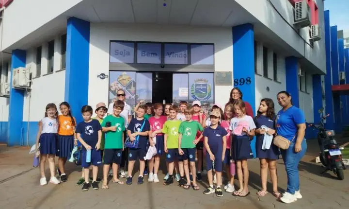 Alunos exploram o centro de Palotina em expedição educativa