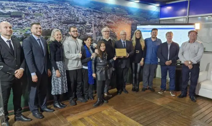 Câmara homenageia jornal Folha da Terra pelos 25 anos de história