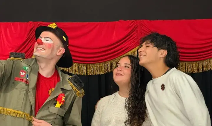 Casa da Cultura de Terra Roxa vive noite especial com espetáculo “Perico, o Palhaço Bombeiro”