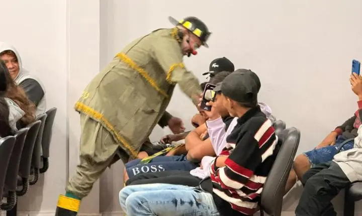 Casa da Cultura de Terra Roxa vive noite especial com espetáculo “Perico, o Palhaço Bombeiro”