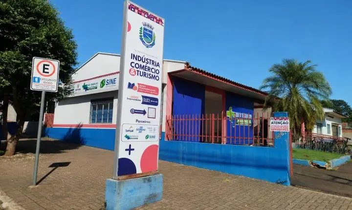 Certificados Esperam por Alunos na Faculdade do Trabalhador