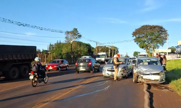 Colisão transversal na PR-317 deixa três passageiras feridas