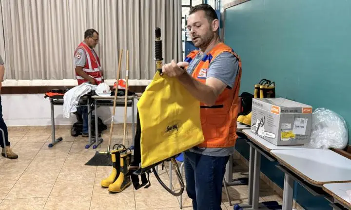 Defesa Civil leva conhecimento sobre fenômenos climáticos e prevenção aos estudantes de Terra Roxa