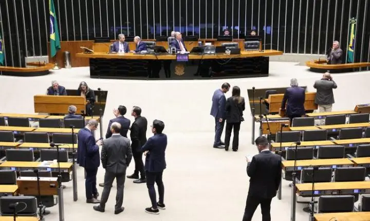 Deputados analisam projeto que proíbe cobrança de tarifa mínima sobre água e esgoto; acompanhe