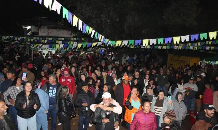 Fogueira gigante e tradição aquecem a noite na Cohapar durante Festa de São João do Bar do França