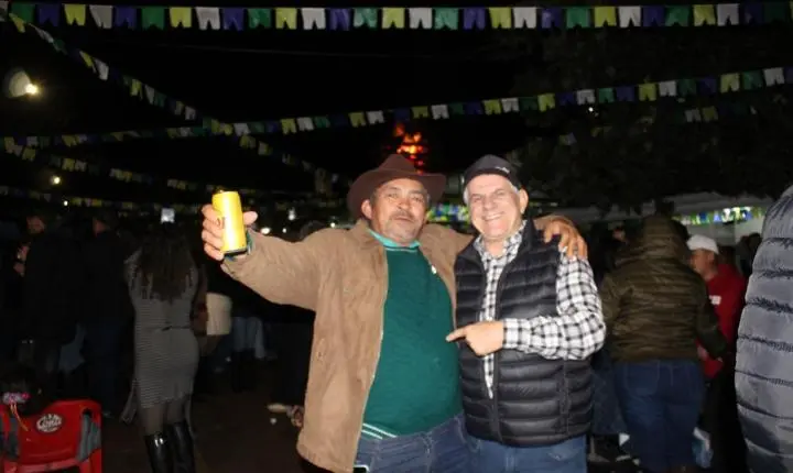 Fogueira gigante e tradição aquecem a noite na Cohapar durante Festa de São João do Bar do França