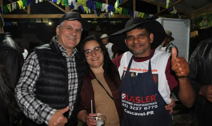 Fogueira gigante e tradição aquecem a noite na Cohapar durante Festa de São João do Bar do França