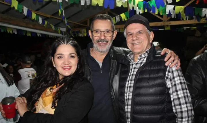 Fogueira gigante e tradição aquecem a noite na Cohapar durante Festa de São João do Bar do França