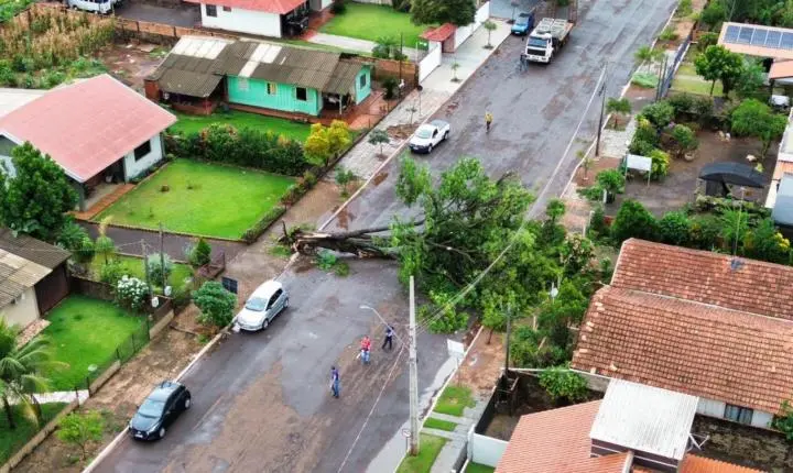 Forte vento provoca estragos em Maripá
