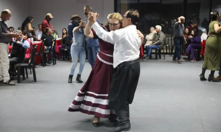 Jantar Dançante celebra e valoriza a melhor idade em Terra Roxa