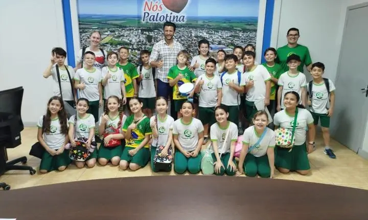 Lição de cidadania: estudantes conhecem o gabinete do prefeito e vivenciam a gestão pública em Palotina