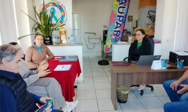 Luiz Ernesto firma compromisso com a causa autista em reunião com AUPAR