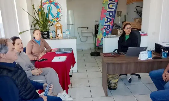 Luiz Ernesto firma compromisso com a causa autista em reunião com AUPAR
