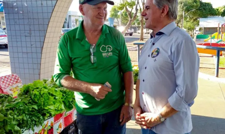 Luiz Ernesto visita Feira do Produtor de Guaíra e conversa com feirantes sobre demandas do setor