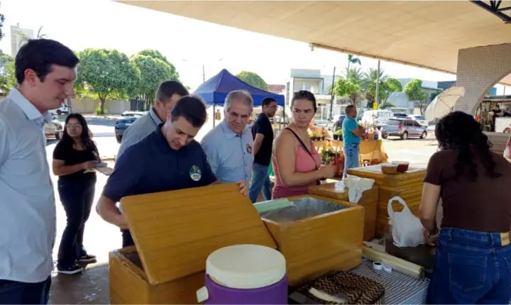 Luiz Ernesto visita Feira do Produtor de Guaíra e conversa com feirantes sobre demandas do setor