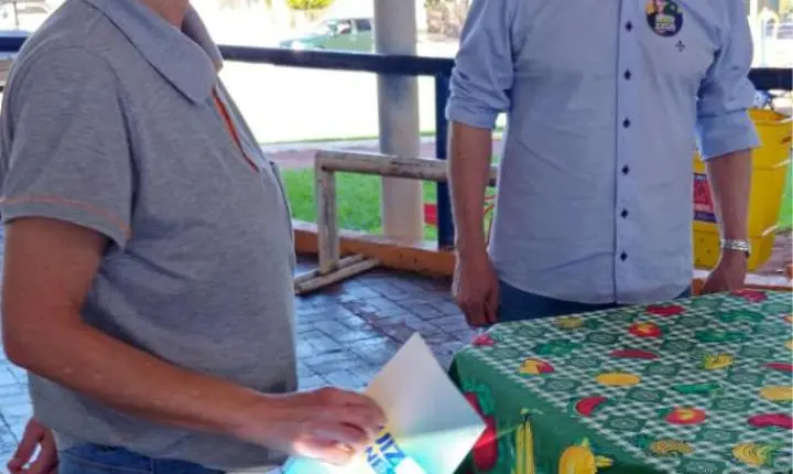 Luiz Ernesto visita Feira do Produtor de Guaíra e conversa com feirantes sobre demandas do setor