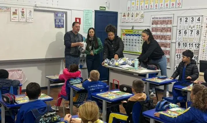 Maripá amplia investimentos na educação com entrega de tênis escolares aos alunos