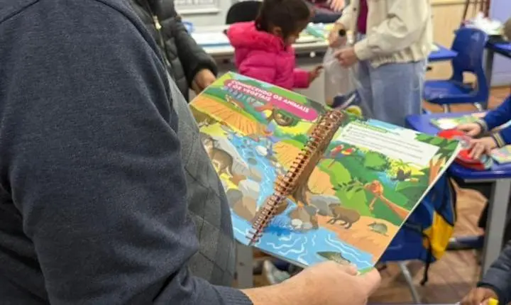 Maripá amplia investimentos na educação com entrega de tênis escolares aos alunos