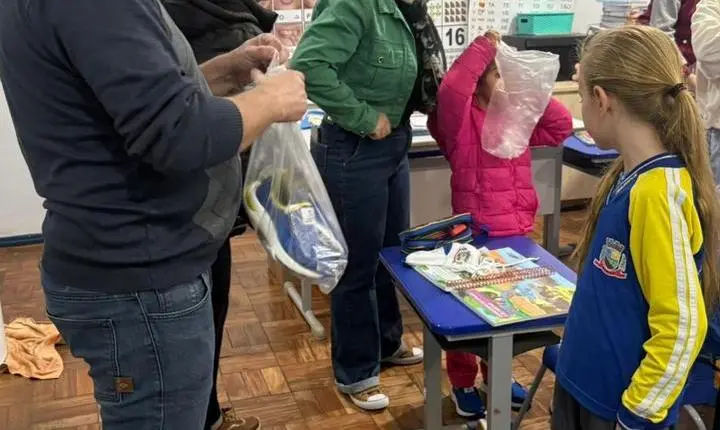 Maripá amplia investimentos na educação com entrega de tênis escolares aos alunos