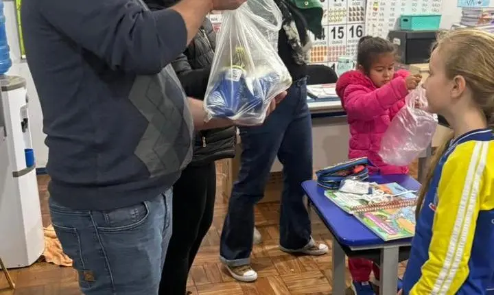 Maripá amplia investimentos na educação com entrega de tênis escolares aos alunos