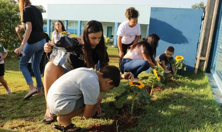 Maripá promove ação de conscientização no Dia Mundial do Autismo com plantio de girassóis
