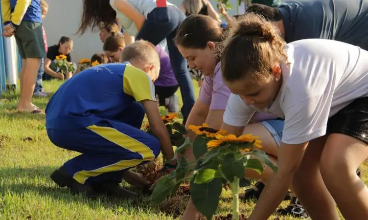 Maripá promove ação de conscientização no Dia Mundial do Autismo com plantio de girassóis