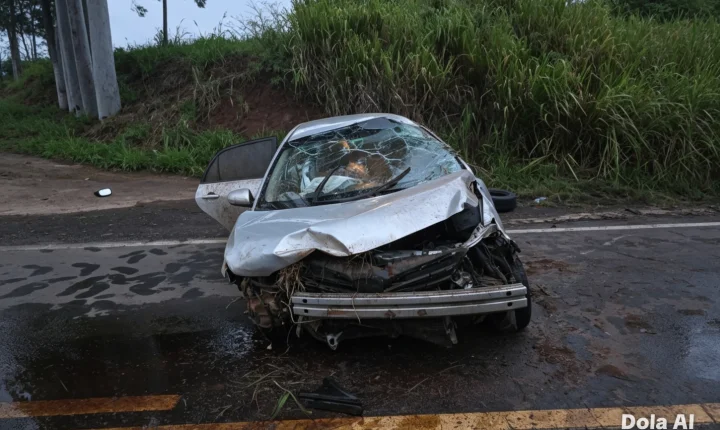Motorista embriagado capota Corolla após dormir ao volante na PR-468