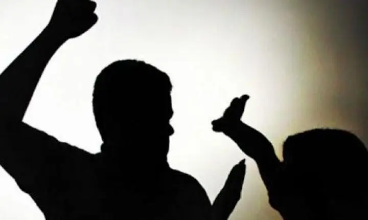 Mulher fica ferida na mão após tentativa de agressão com faca