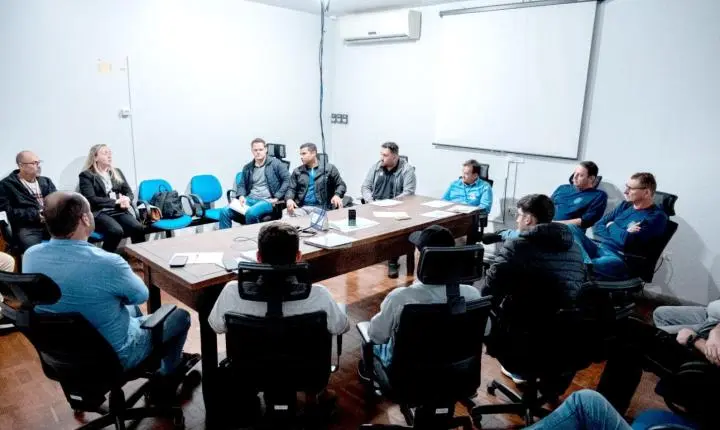 Palotina inicia articulação para retirar fios e cabos sem uso dos postes da cidade
