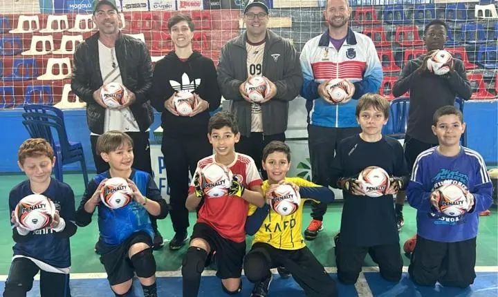 Palotina reforça investimento no esporte de base com novos materiais para as escolinhas municipais