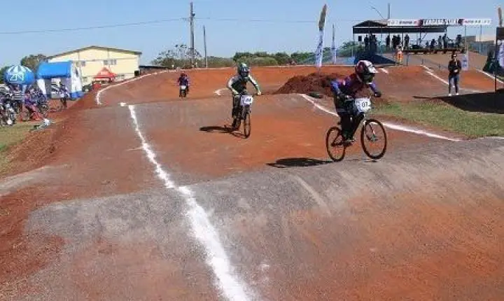 Palotina sedia abertura do Paranaense de Bicicross com cerca de 200 pilotos