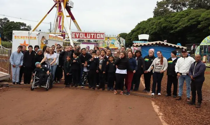Planeta Park transforma tarde de alunos da APAE em espetáculo de inclusão e alegria