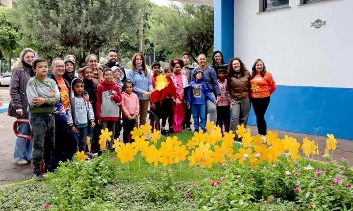 Plantio de flores reforça campanha de proteção às crianças em Palotina