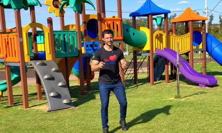 Prefeito Rodrigo Ribeiro vira “Homem-Aranha” em vídeo para apresentar novos playgrounds em Palotina