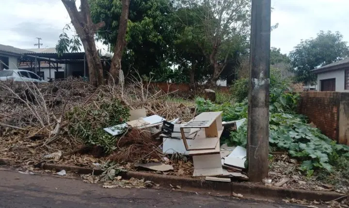 Prefeitura limpa área no Jardim Primavera e reforça combate ao descarte irregular de lixo