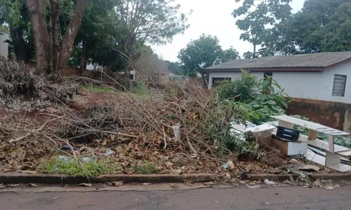 Prefeitura limpa área no Jardim Primavera e reforça combate ao descarte irregular de lixo
