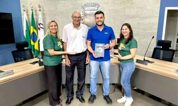 Presidente da Câmara recebe livro sobre o Associativismo