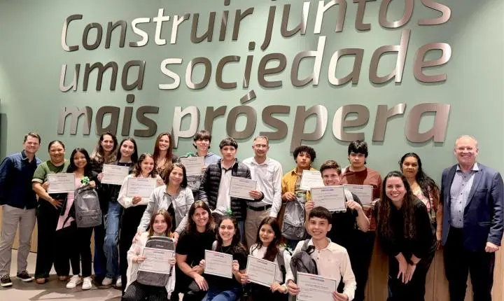 Sicredi transforma inclusão digital em oportunidade e entrega computadores a jovens de Palotina
