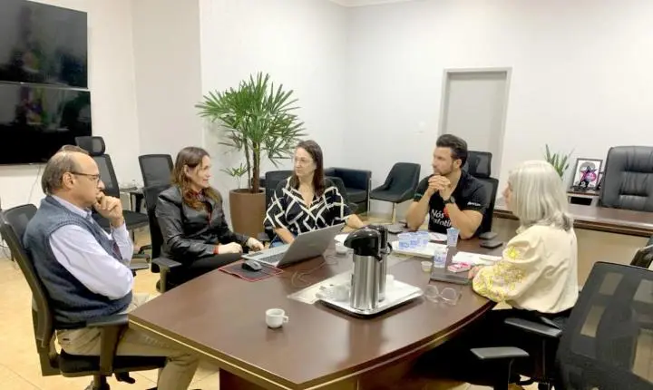 Sindicato leva estudo sobre perdas salariais do magistério ao gabinete do prefeito de Palotina