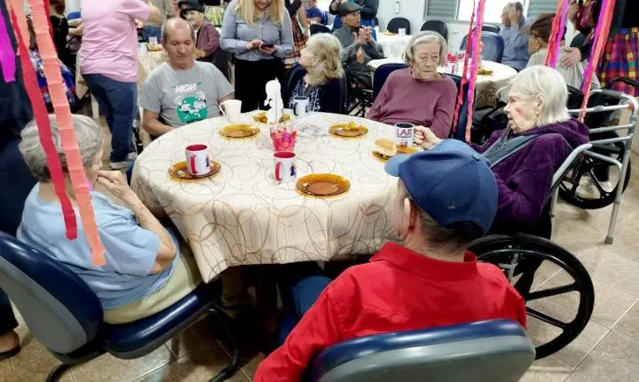 Solidariedade que transforma: Comitê Mulher Sicredi leva carinho, música e acolhimento ao Lar da Fraternidade