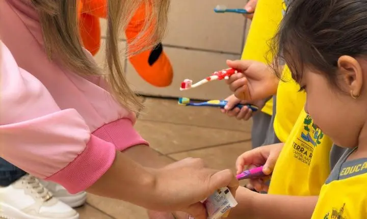 Terra Roxa promove escovação supervisionada e leva Fada do Dente às escolas e CMEIs