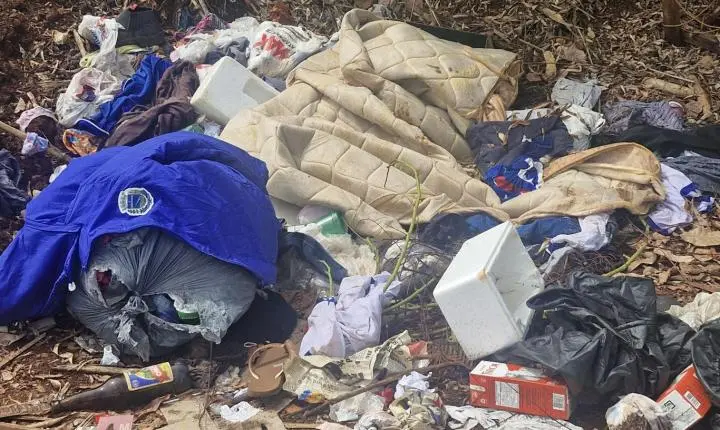 Uniforme escolar é encontrado no lixo e acende alerta para conscientização